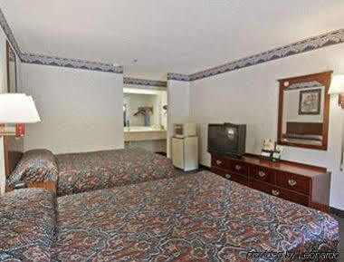 Super 8 By Wyndham Hotel 2*